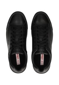 Een paar zwarte leren vetersneakers met ronde neuzen en merk-inlegzolen, maat 42, van bovenaf bekeken op een witte achtergrond.