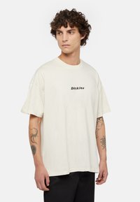Dickies ENTERPRISE TEE - Triko s potiskem - whitecap gray