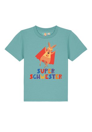 Türkisfarbiges Baumwoll-T-Shirt mit einem Grafikdesign eines Kängurus in einem roten Umhang und dem Text "SUPER SCHWESTER" in bunten Buchstaben.