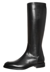 Botas de cuero negro hasta la rodilla con una textura suave, puntera redonda y un tacón bajo. Presentan un logo sutil en el lado exterior.