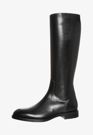 Botas de cuero negro hasta la rodilla con una textura suave, puntera redonda y un tacón bajo. Presentan un logo sutil en el lado exterior.