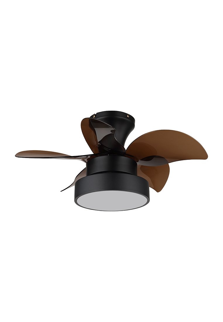 Stropní ventilátor s matně černým motorem a třemi zakřivenými hnědými lopatkami; má kruhové bílé LED osvětlení na základně.