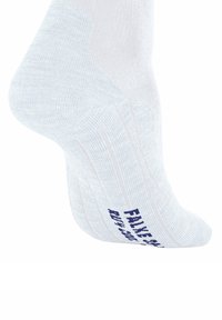Biała skarpetka sportowa z ryflowaną fakturą i granatowym napisem z boku. Zaprojektowana z myślą o komforcie i wydajności podczas aktywności.