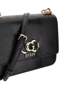 Borsa a tracolla nera in ecopelle con finitura texturizzata, ferramenta in tonalità oro e un logo ben visibile sul davanti. Inclusa una tracolla regolabile.