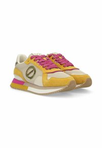 Baskets jaunes et beiges avec des lacets roses, empeigne en daim et en maille, garnitures en or et semelle multicolore.