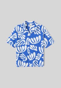 Chemise bleue à manches courtes boutonnée avec des motifs abstraits de feuilles blanches et un col camp, présentée à plat sur un fond gris.