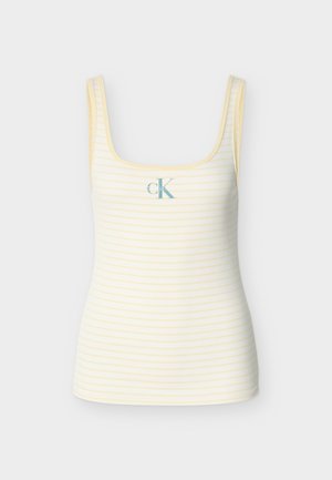 Camiseta de tirantes amarilla a rayas con escote cuadrado, textura acanalada y un pequeño logo "cK" azul en la parte delantera. Hecha de un material suave.