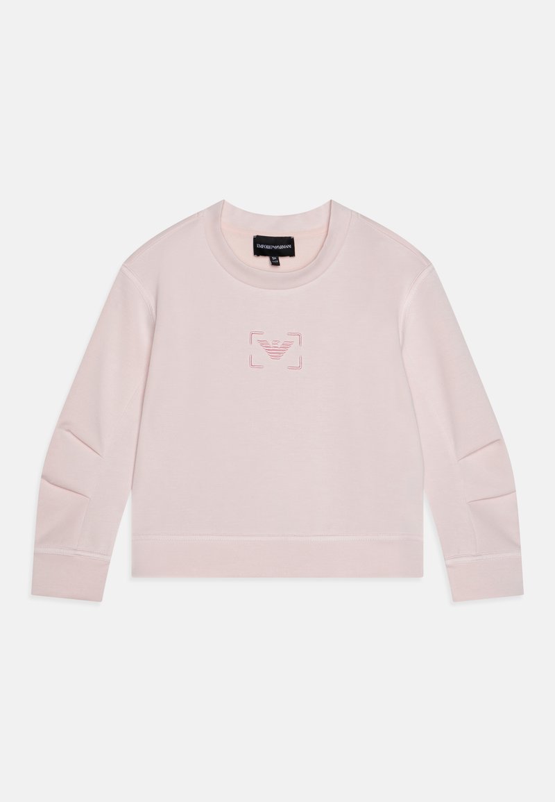 Sudadera de color rosa claro con cuello redondo, mangas largas y un diseño corto. Presenta un logotipo bordado en el pecho y acentos texturizados en las mangas.