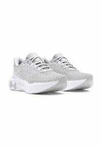 Zapatillas deportivas blancas con parte superior de malla texturizada, punta redondeada y cuello acolchado. Cuentan con una suela intermedia blanca gruesa y una suela de goma.