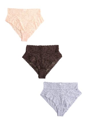 Tri páry vysokých čipkových nohavičiek v béžovej, hnedej a bielej farbe položené na bielom pozadí.