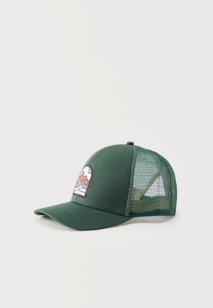 Ciemnozielona siatkowa czapka typu trucker z zakrzywionym daszkiem i wyszywanym naszywką przedstawiającą górski krajobraz na przednim panelu.