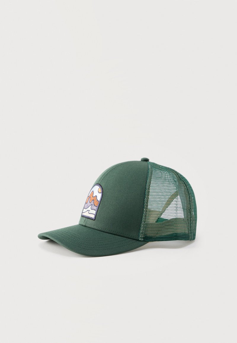 Καπέλο τύπου trucker από σκούρο πράσινο δίχτυ με καμπυλωτό γείσο και κεντημένο μπάλωμα τοπίο βουνού στην μπροστινή όψη.