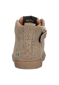 Beige hoge sneakers van geperforeerd materiaal, met een tan binnenvoering, een zijrits en een gestructureerde rubberen zool.