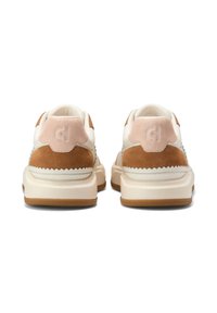 Bruna och krämfärgade sneakers med accent av mocka på hälen, texturerad detaljering och vadderad vit sula. Baksidan har prägling av logotyp och sömmar.