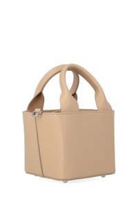 Bolso de mano de cuero beige con forma cuadrada, asas cortas y herrajes plateados. Textura suave con costuras visibles y pies protectores.