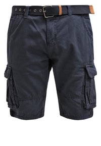 Short cargo bleu foncé avec plusieurs poches et une ceinture en tissu noire avec boucle métallique et détails en cuir marron.