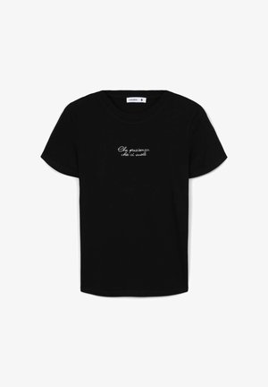 T-shirt in cotone nero con maniche corte, scollatura rotonda e testo ricamato bianco sulla parte anteriore. Design semplice, texture liscia, vestibilità rilassata.