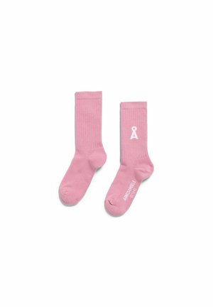 Ein Paar rosa gerippte Crew-Socken mit weißem Logo und Text auf der Unterseite, flach auf weißem Hintergrund ausgelegt.