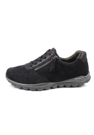 Schwarze Wildleder-Sneaker verfügen über eine schnürbare Vorderseite und einen seitlichen Reißverschluss. Die Gummisohle ist strukturiert für besseren Halt und hat ein dezentes Logo-Detail an der Seite.