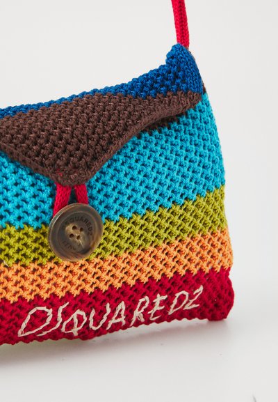 Borsa all'uncinetto con strisce blu, marroni, rosse, arancioni e verdi, dotata di chiusura a bottone e logo impressionato in bianco.