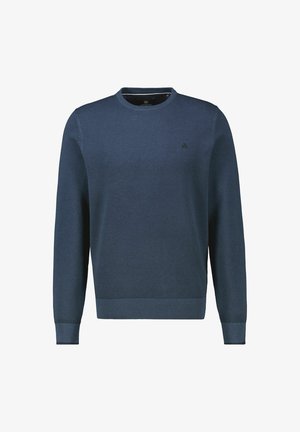 Dunkelblau gestrickter Pullover mit Rundhalsausschnitt, langen Ärmeln und gerippten Bündchen und Saum. Mit kleinem Logo auf der Brust.