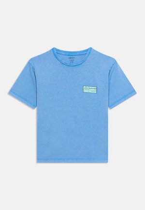 Hellblaues T-Shirt mit kurzen Ärmeln und rundem Ausschnitt, mit kleinem Brustdruck "SUMMER AT THE COAST" und einem Sonnen-Icon.