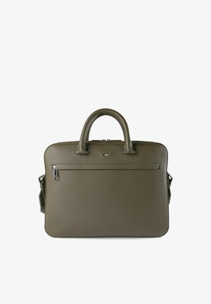Olivgrüner Leder-Aktekoffer mit strukturierter Oberfläche, zwei Griffen und einer vorderen Reißverschlusstasche. Verfügt über einen abnehmbaren Schultergurt.