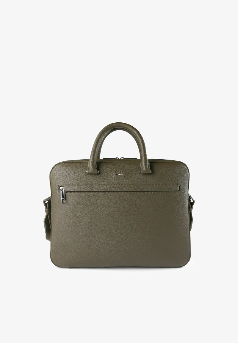 Olijfgroene leren aktetas met een gestructureerd oppervlak, twee handvatten en een voorvak met ritssluiting. Voorzien van afneembare schouderriem.