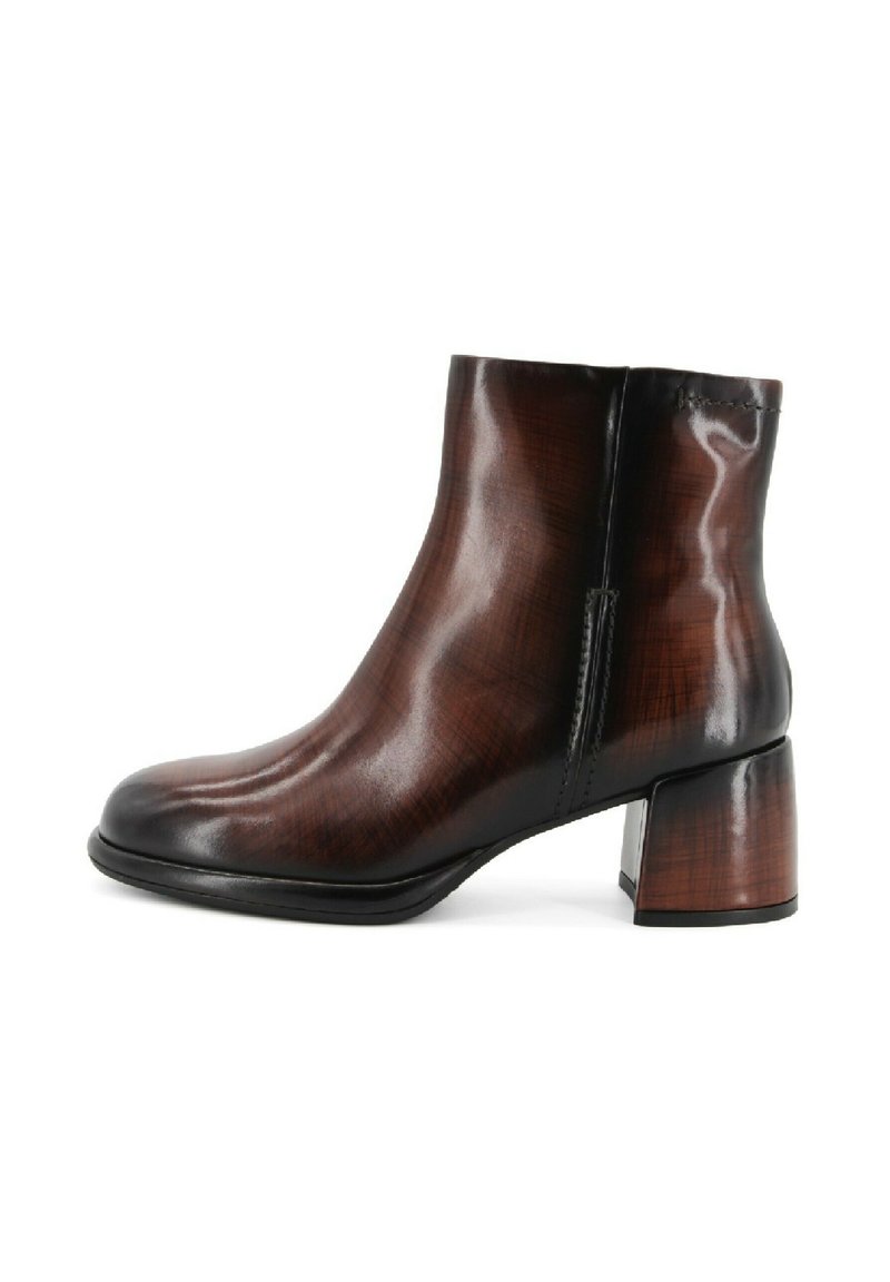 Stivaletto in pelle marrone con una texture liscia, punta semi-acuta e tacco a blocco con una finitura lucida e leggero dettaglio a motivo.