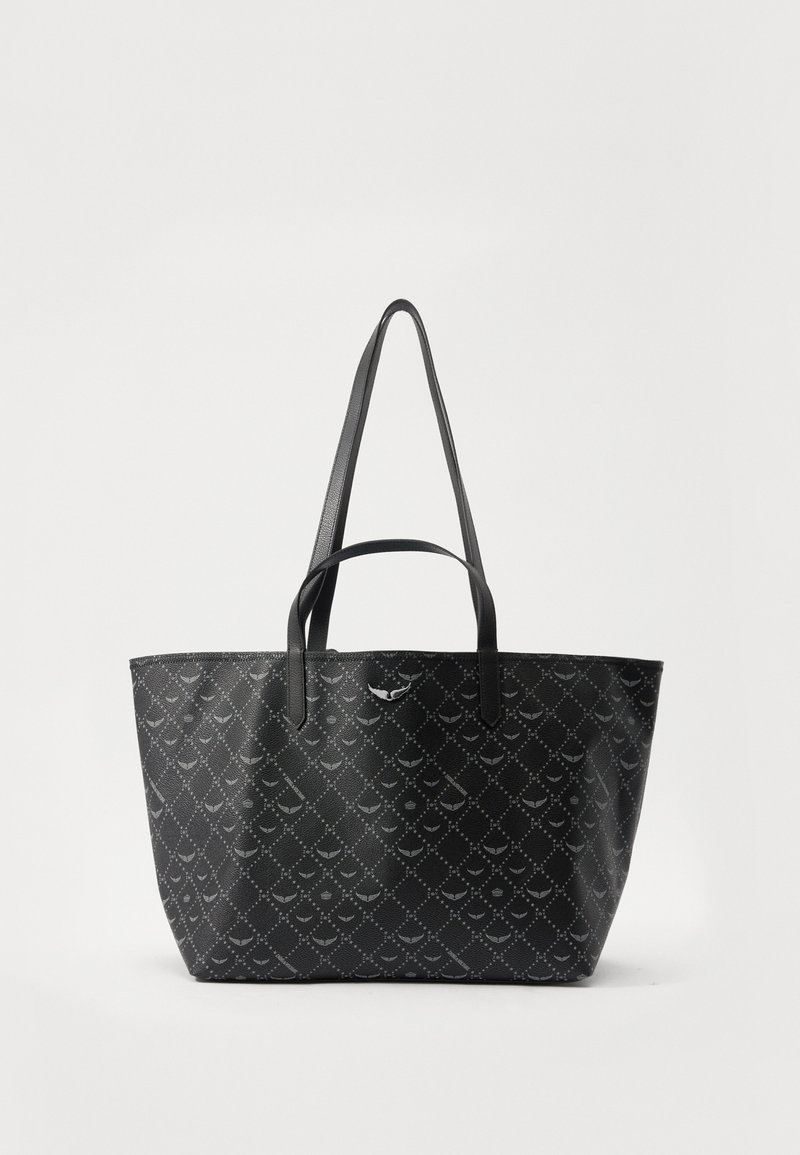 Schwarze tote Tasche mit strukturiertem Muster und glatter Textur, ausgestattet mit langen Tragegriffen und einem Rautenmuster. Zentrales Logo-Detail auf der Vorderseite.