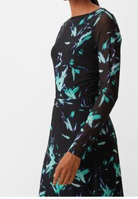 Langärmliges schwarzes Kleid mit floralem Muster in Teal und Lila, mit einem taillierten Oberteil und einer gerafften Taille. Transparente Ärmelsektionen.