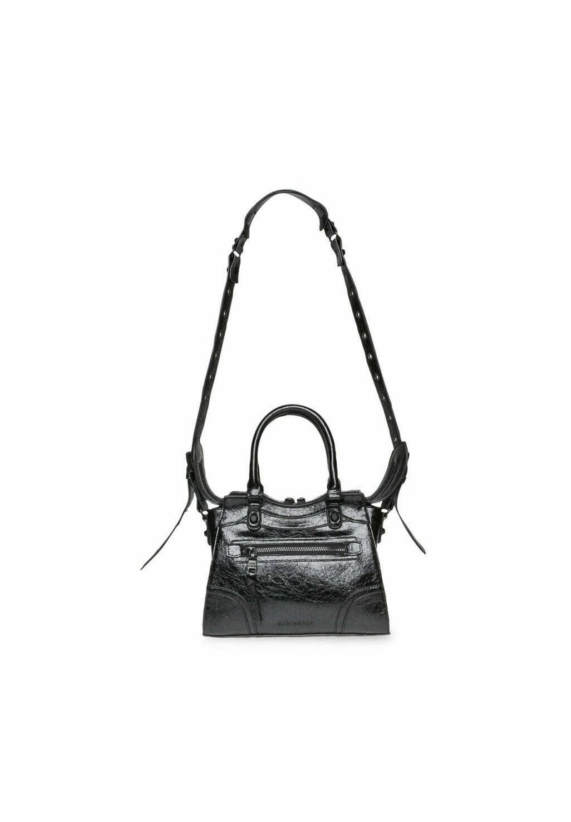 Sac en cuir noir avec une finition texturée, des poignées supérieures, une bandoulière réglable et une poche zippée à l'avant. Présente des rivets décoratifs.
