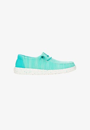 Himmelblaue gestrickte Sneakers mit runder Spitze, passenden Schnürsenkeln und einer gesprenkelten weißen Gummisohle. Entworfen für den Freizeitgebrauch.