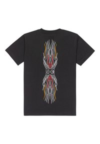 Camiseta de algodón negra con un atrevido diseño de llamas en rojo, blanco y amarillo en la parte posterior, centrado con un detalle de logo en la parte inferior.