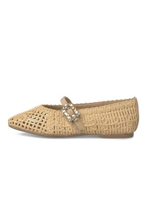 Beige geweven platte schoen met puntige neus, decoratieve riem en een gesp met strasstenen op een witte achtergrond.