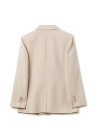 Beige op maat gemaakte blazer met lange mouwen, notch kraag, enkele rugventilatie en knoopdetails op de manchetten, getoond van achteren op een witte achtergrond.