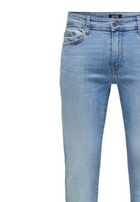 Jeans azzurri chiari in denim, con un classico design a cinque tasche, leggera scoloritura e vita standard con chiusura a bottone.