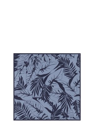 Kwadratowa apaszka z wzorem ciemnoniebieskich liści tropikalnych na jasnoniebieskim tle, małe logo w dolnym rogu.