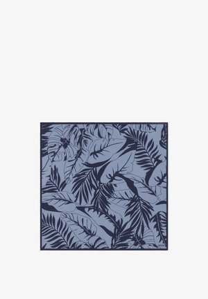 Pañuelo cuadrado con patrón de hojas tropicales azul oscuro sobre un fondo azul claro, pequeño logotipo en la esquina inferior.