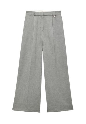 Pantalones de pierna ancha en gris claro con pasadores para cinturón y un detalle de anillo de metal en la cinturilla, con pliegues fruncidos en la parte frontal.