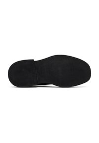 Schwarze Schuhsohle mit einer strukturierten, gerippten Oberfläche. Verfügt über einen leicht erhöhten Absatz und einen flachen Zehenbereich. Glatte Oberfläche mit minimaler Detailgestaltung.