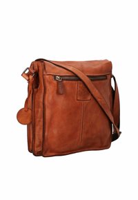 Borsa a tracolla in pelle marrone con tracolla regolabile, tasca con zip frontale e tag in pelle rotondo sul lato.