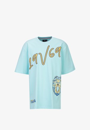 Hellblaues T-Shirt mit großem gelbem "19V69"-Schriftzug über der Brust und einer Illustration eines brüllenden Löwen in der Nähe des unteren rechten Saums.