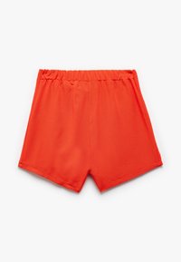 Rote Shorts aus leichtem Stoff, mit einem elastischen Bund und einem einfachen, schlichten Design mit sauberen Kanten.