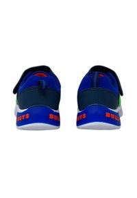 Sneaker sportive blu e verdi con una finitura liscia, dotate di una fascia in velcro, suola bianca e con la scritta "RAGAZZI" in rosso sul tallone.
