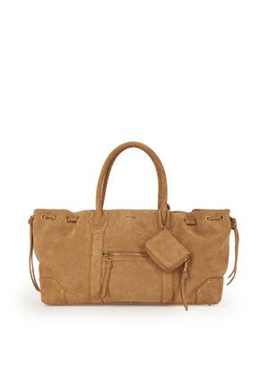 Grand sac à main en daim tan avec deux poignées supérieures, poche avant zippée, cordons latéraux, et petite pochette zippée attachée, présenté sur un fond blanc.