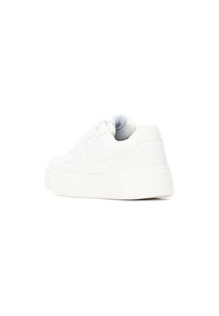 Zapatilla blanca con una parte superior de cuero texturizado y suave y una suela de goma gruesa. Diseño clásico con cordones y acentos minimalistas.