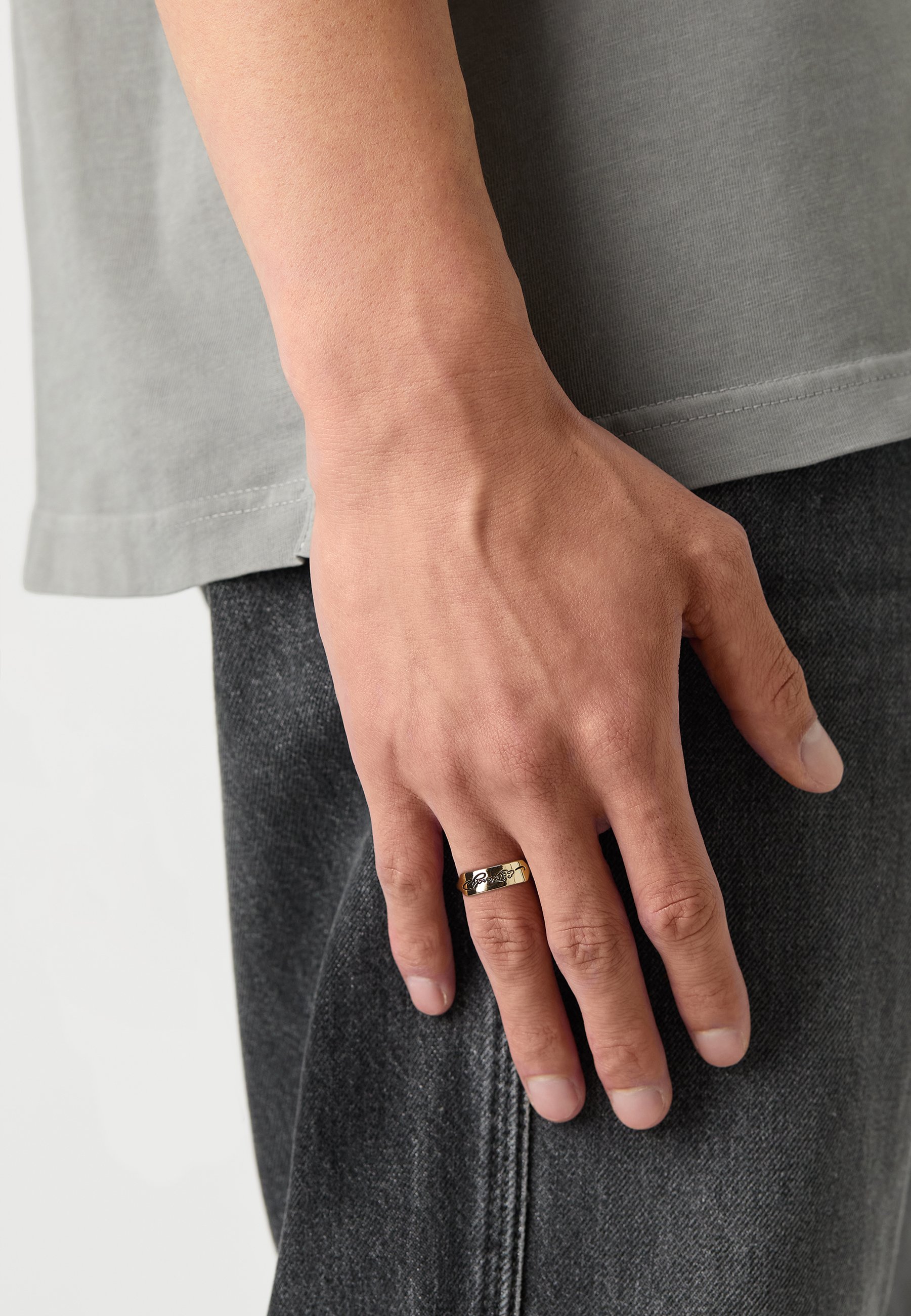 Ed Hardy SCROLL LOGO MINI ID-STYLE BAND リング Ed Hardy SCROLL LOGO MINI ID-STYLE BAND RING UNISEX - Ring