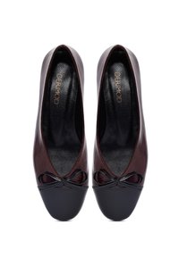 Bordeaux lederen ballerina's met een zwarte neuskap en een klein strikdetail, met een gladde afwerking en een ronde vorm.