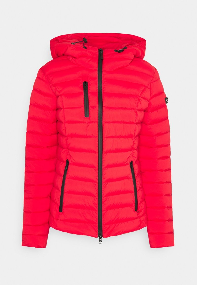 Veste matelassée rouge avec une capuche, des détails de fermeture éclair noirs et deux poches latérales. Le design présente une couture matelassée horizontale sur toute la surface.